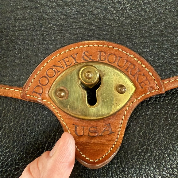 Vintage 1980-1990s Dooney & Bourke oversized shoulder bag. - Picture 2 of 15